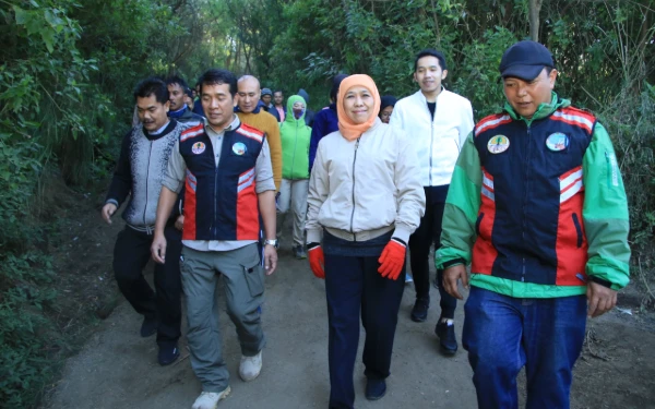 Thumbnail Berita - Wisatawan Melonjak Hingga 19 Juta, Khofifah: Jatim Tetap Jadi Magnet Liburan Nataru