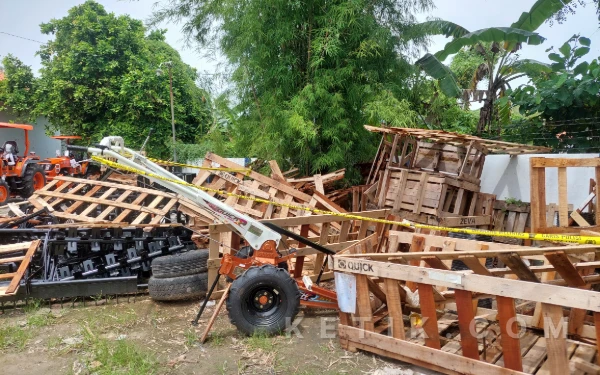 Thumbnail Berita - DPRD Curiga Keterlibatan Orang Dalam Disperta KP Sampang Terkait Hilangnya Mesin Hand Traktor