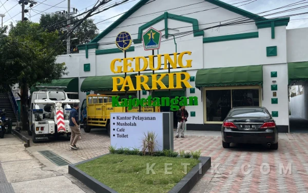 Thumbnail Berita - Gedung Parkir Kayutangan Beroperasi, Pelaku Usaha: Kawasan Lebih Bersih, Tapi Omzet Masih Stabil