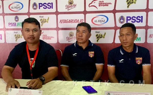 Thumbnail Berita - Puji Sportivitas Laga Persikoba vs Persewangi, Francis Wawengkang : Layak Jadi Big Match!