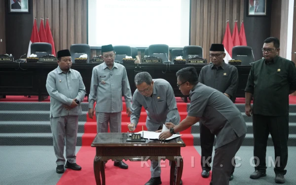 Thumbnail Berita - DPRD dan Pemkab Bondowoso Ketok Palu Dua Raperda Strategis, Pajak hingga Tata Kelola Desa Dibongkar Ulang