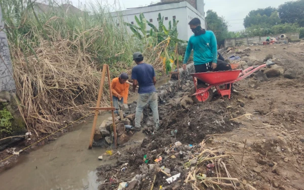 Thumbnail Berita - Proyek Saluran Air Masih Nunggak, Kades Kemangsen Sidoharjo Tak Respons saat Dimintai Klarifikasi