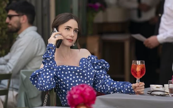 Thumbnail Berita - Emily in Paris Kembali dengan Season 6, Kisah Emily Masih Berlanjut