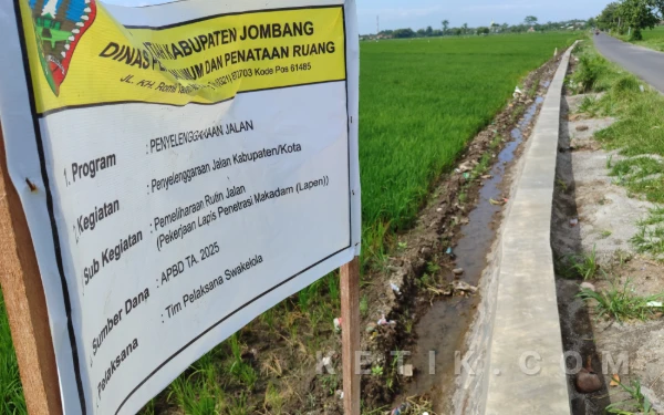 Thumbnail Berita - Papan Proyek PUPR Jombang Tak Sinkron, Pekerjaan TPT di Bedahlawak Dipertanyakan