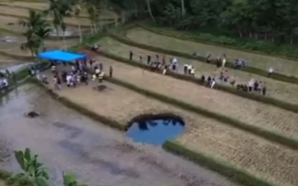 Thumbnail Berita - Sinkhole Muncul Lagi di Sumatera Barat, Pakar UGM Jelaskan Sebab dan Mitigasinya