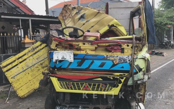 Thumbnail Berita - Laka Maut di Mojokerto! Emak-Emak Pengendara Motor Tewas Ditabrak Truk Muatan Cabai