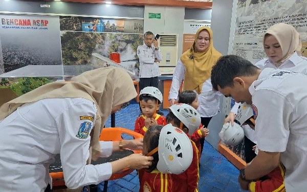 Thumbnail Berita - Edukasi Hadapi Bencana, Siswa TK DWP Waru Kunjungi Tenpina BPBD Jatim di Awal 2026