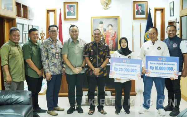 Thumbnail Berita - Harumkan Nama Pacitan di SEA Games 2025, Atlet Angkat Besi Luluk Diana Diguyur Bonus Rp25 Juta