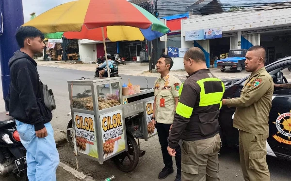 Thumbnail Berita - Satpol PP Kota Batu Tertibkan PKL di Jalan Protokol dan Kawasan Pasar Among Tani