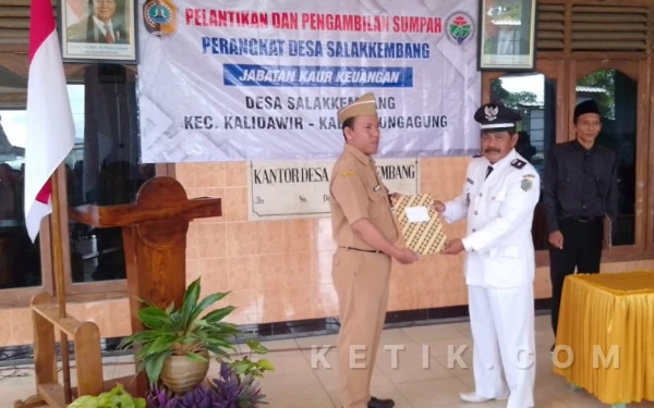 Thumbnail Berita - Kepala Desa Salak Kembang Tulungagung Lantik Alan Budi Kusuma Jadi Kaur Keuangan