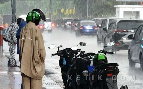 Thumbnail Berita - Cuaca Kota Surabaya 9 Januari 2026 Diprakirakan Hujan Ringan, Kediri Hujan Petir