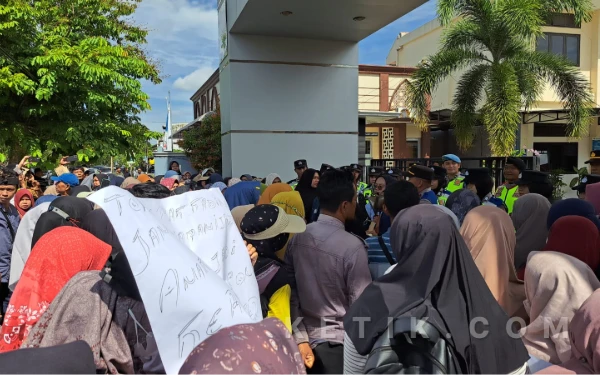 Thumbnail Berita - Ratusan Wali Murid SMP Pemda 2 Kesugihan Datangi Disdikbud Tuntut Rapor yang Belum Dibagi