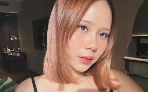 Thumbnail Berita - Tetap Profesional! Nadin Amizah Pastikan Terus Manggung Meski Idap Gangguan Pita Suara