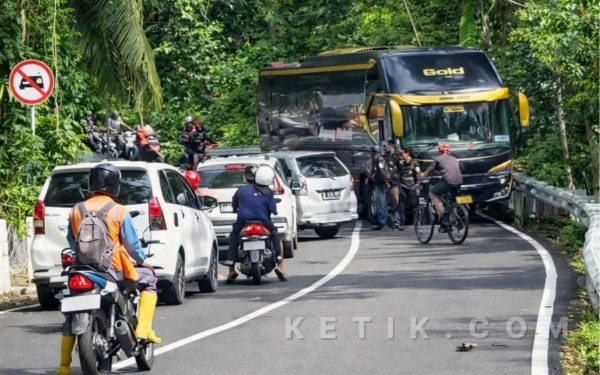 Thumbnail Berita - Masih Bandel Lintasi Sedeng Pacitan, Bus dan Truk Roda Enam Siap-siap Kena Sanksi