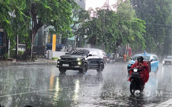Thumbnail Berita - Cuaca Kota Surabaya 10 Januari 2026 Diprakirakan Hujan Ringan, Pasuruan Hujan Petir