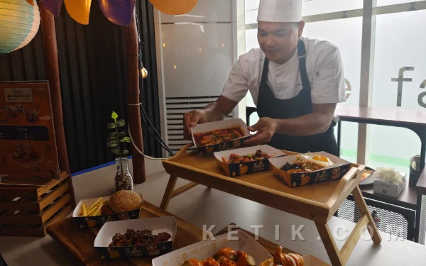 Thumbnail Berita - Mencicipi 8 Menu Kuliner Khas Negeri Gingseng, Tteokbokki Hingga Gangnam Hot Chicken di Fave Hotel Surabaya