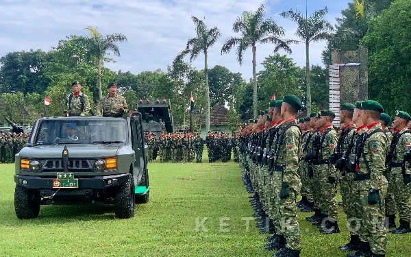 Thumbnail Berita - Pesan Pangkostrad Kepada Pangdivif 2 Baru: Kehormatan Prajurit Kini Berada di Pundak Anda!