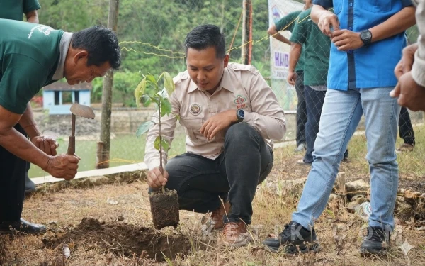 Thumbnail Berita - 10 Januari, Ketua HKTI Pacitan Ajak Tanam Pohon: Jangan Wariskan Bencana ke Anak Cucu