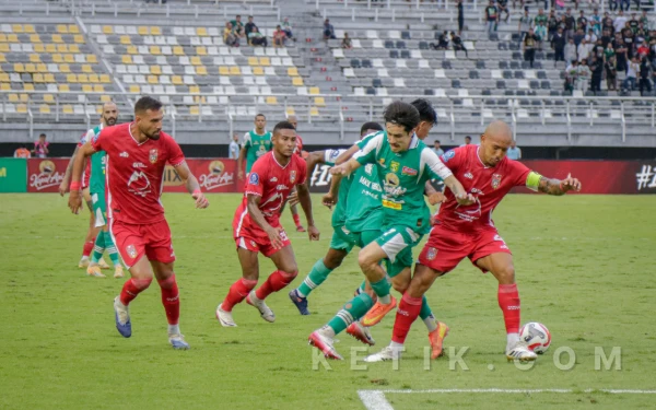 Thumbnail Berita - Rekor 11 Laga Tak Terkalahkan Runtuh di Tangan Persebaya, Ini Alasan Pelatih Malut United