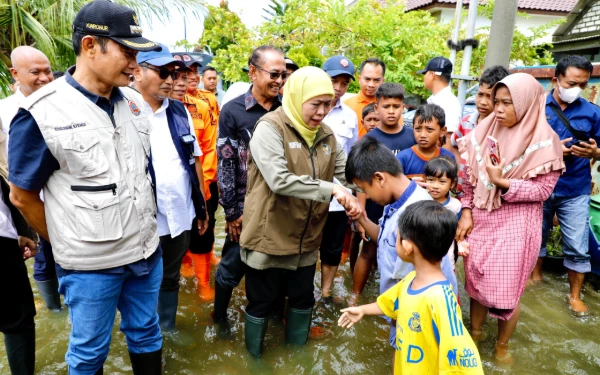 Thumbnail Berita - Khofifah Tinjau Banjir dan Salurkan Bantuan di Desa Laladan Lamongan