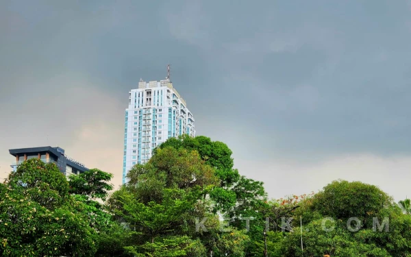 Thumbnail Berita - Kota Surabaya dan Lumajang Diprediksi Hujan Ringan Hari Ini! Cek Daerahmu Sekarang