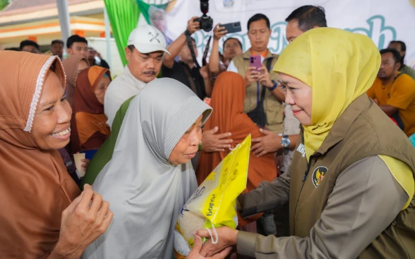 Thumbnail Berita - Gelar Pasar Murah di Lamongan, Khofifah Pastikan Harga Sembako Stabil dan Terjangkau di Awal 2026