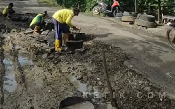 Thumbnail Berita - DPUPR Lebak Perbaiki Ruas Jalan Wanasalam–Bolang, Tiga Titik Rusak Parah Ditangani