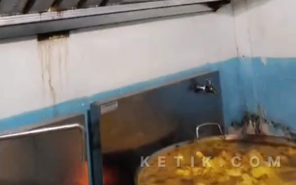 Thumbnail Berita - Atap Bocor di Atas Tungku, Aktivitas Memasak Dapur MBG Ombas Terekam Video