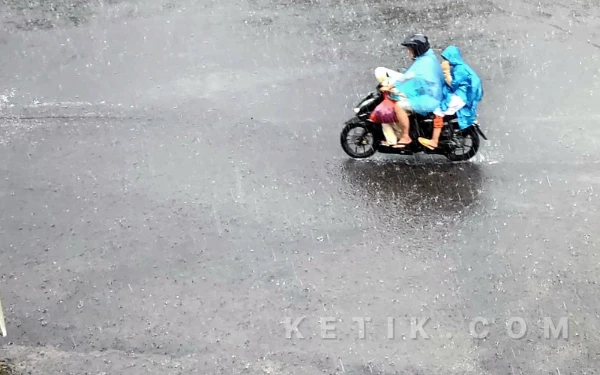 Thumbnail Berita - Prakiraan Cuaca Hari Ini 12 Januari 2026: Surabaya Hujan Ringan, Malang Berawan