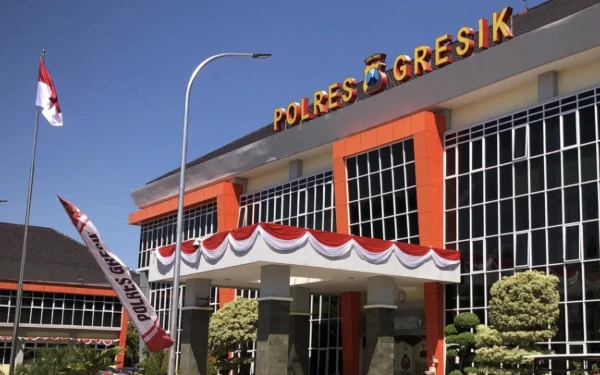 Thumbnail Berita - Diantar Orang Tua, Satu Buron Gangster Gresik Menyerahkan Diri ke Polisi