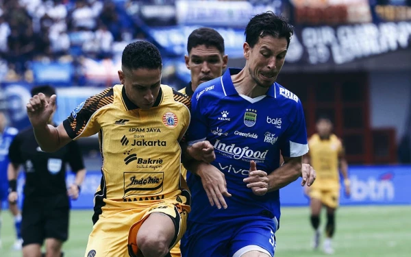 Thumbnail Berita - Persib Juara Paruh Musim, Thom Haye Curhat Keluarganya Diancam Mati