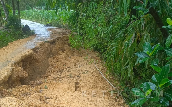 Thumbnail Berita - Jalan Utama Desa Karangpenang Onjur Longsor, Warga Keluhkan Minimnya Penanganan Pemkab Sampang
