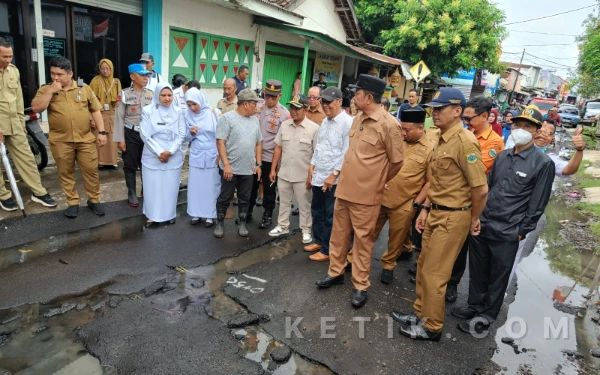 Thumbnail Berita - Jalan Baru di Cermee Dihantam Banjir, Pemkab Bondowoso Soroti Drainase dan Tanggung Jawab Kontraktor