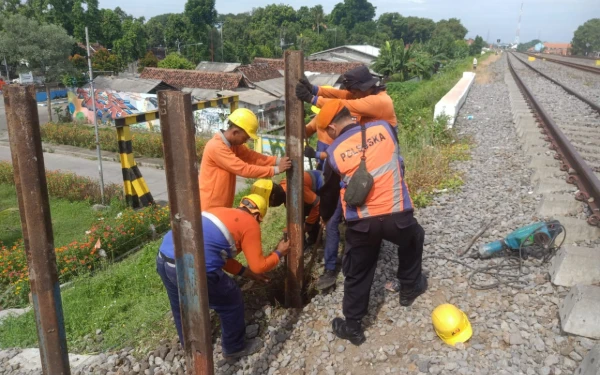 Thumbnail Berita - Rawan Maut! KAI Daop 7 Madiun Tutup 15 Perlintasan Liar Demi Keselamatan