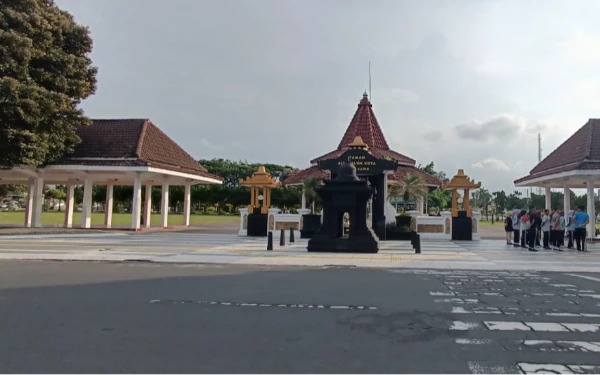 Thumbnail Berita - Pasca Renovasi, Beberapa Kali Hujan Deras, Alun-alun Lumajang Bebas Genangan Air