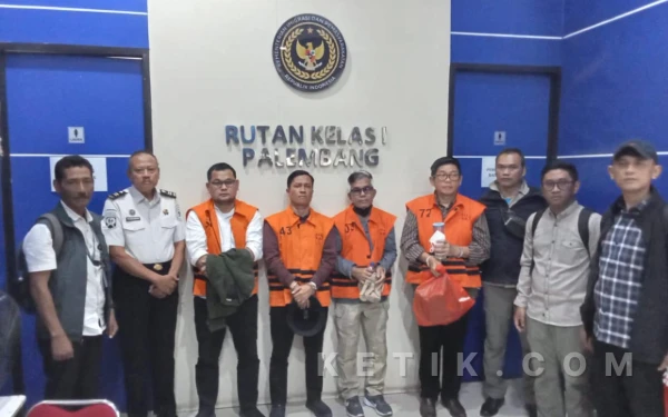 Thumbnail Berita - Empat Tersangka Korupsi Pokir DPRD OKU Digiring ke Rutan Pakjo, KPK Siap Buka Fakta di Meja Hijau