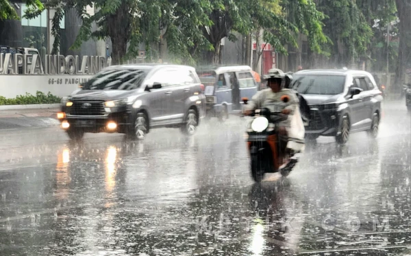 Thumbnail Berita - Kota Surabaya dan Probolinggo Diprakirakan Hujan Ringan 13 Januari 2026, Cek Info Cuaca Jawa Timur