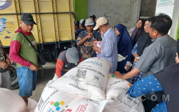 Thumbnail Berita - Petani Brebes Antre Berhari-hari untuk Mendapatkan Pupuk Subsidi ‎