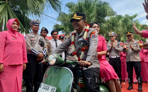 Thumbnail Berita - Naik Vespa Klasik Saat Pisah Sambut, AKBP Andi Yudha Pamit dari Polres Batu