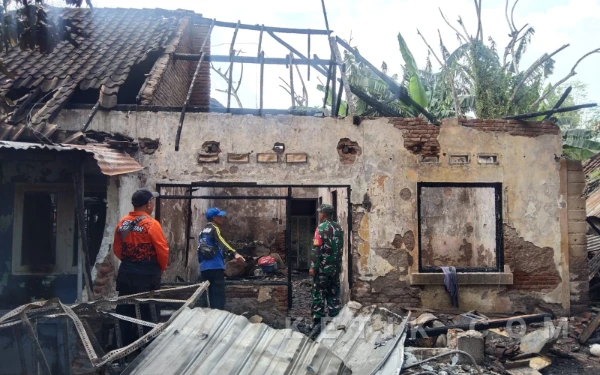 Thumbnail Berita - Diduga Korsleting Listrik, 2 Rumah di  Kompleks Perumahan PG Asembagus Situbondo Terbakar