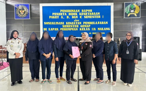 Thumbnail Berita - Lapas Perempuan Malang Bagikan Rapor Penyetaraan, Jamin Hak Pendidikan di Tengah Masa Pidana