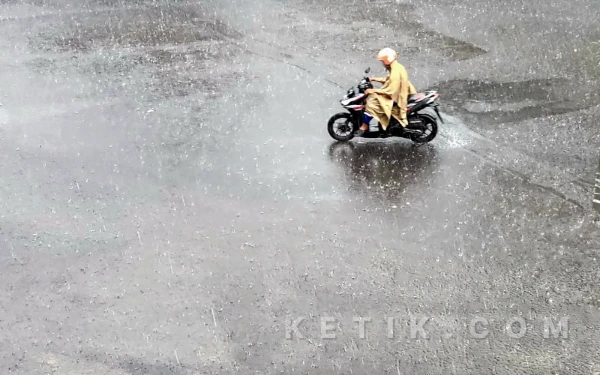 Thumbnail Berita - Prakiraan Cuaca Hari Ini 14 Januari 2026: Surabaya Hujan Ringan, Banyuwangi Berawan