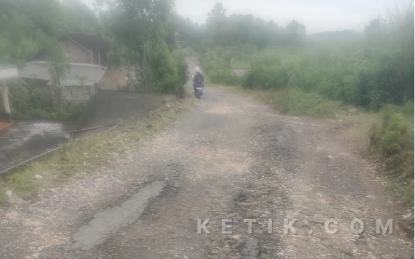 Thumbnail Berita - Jalan Rusak di Empat Desa Bakung Blitar Viral Imbas Efisiensi Anggaran Pemerintah Pusat, Warga Kirim Surat Terbuka ke Bupati