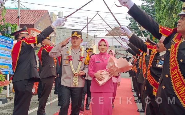 Thumbnail Berita - Khidmat! Tradisi Pedang Pora Sambut Kedatangan Kapolres Situbondo AKBP Bayu Anuwar Sidiqie