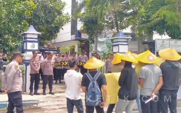 Thumbnail Berita - Mahasiswa Geruduk Disperta KP Sampang Tuntut Tertibkan Kios Nakal, Berani Bertindak Tegas?