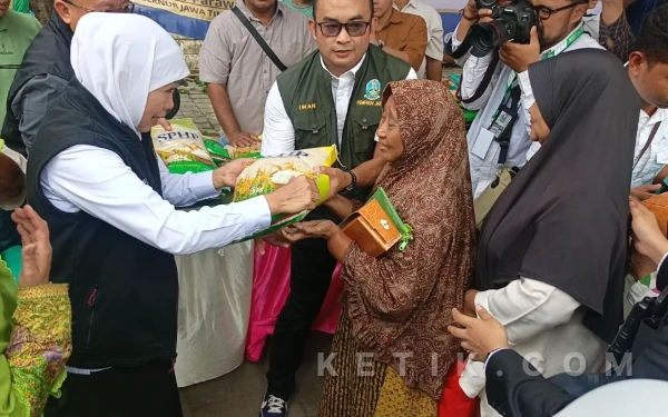 Thumbnail Berita - Jelang Ramadan, Pasar Murah Pemprov Jatim di Gresik Diserbu Ibu-Ibu