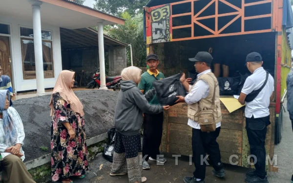 Thumbnail Berita - Poktan Cipta Jasa 2 Serahkan Bantuan Sembako Untuk Korban Erupsi Semeru Di Dua Desa