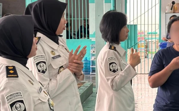 Thumbnail Berita - Pastikan Situasi Kondusif, Petugas Lapas Perempuan Malang Keliling Blok Hunian