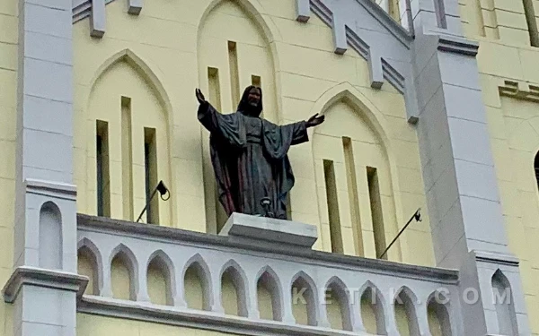 Thumbnail Berita - [FOTO] Menilik Keanggunan Neo-Gothic Gereja Hati Kudus Yesus di Kayutangan Malang