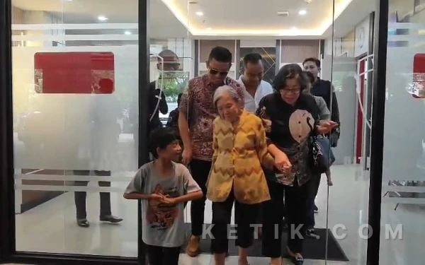 Thumbnail Berita - Nenek Elina Dicecar 48 Pertanyaan Penyidik Polda Jatim Soal Dokumen Tanah